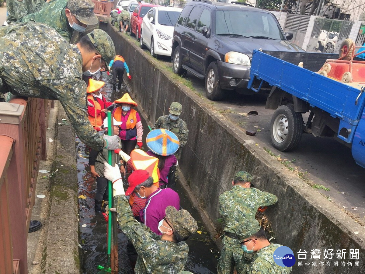 「107年度桃園市溝渠清淤總動員」活動中，平鎮區特別結合國軍一起加入溝渠清淤的行列。