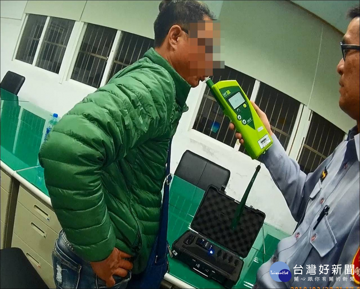 葉姓男子蛇行逼車，竟一路騎車跟進派出所，當場就被查獲是酒後駕車。