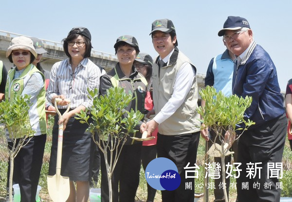 行政院長賴清德與雲林縣長李進勇、立委蘇治芬等，共同種下防風樹木，宣示政府提升環境品質的決心。（記者陳昭宗拍攝）