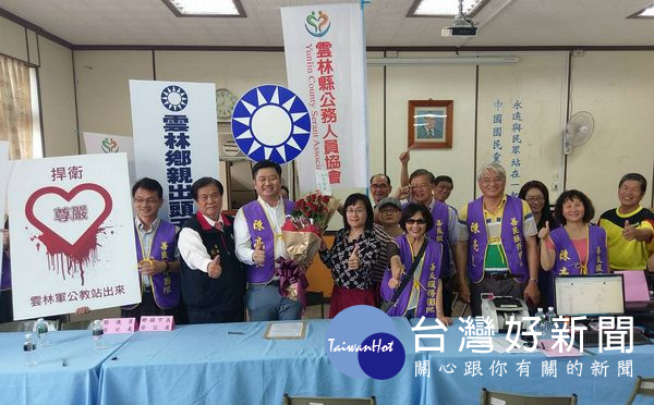 斗六區議員參選人陳亮良帶領大批公教志工，伴隨著豪邁樂曲前往登記，宣示為軍公教發聲。（記者陳昭宗拍攝）