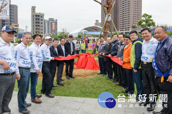 桃園市長鄭文燦前往桃園區向陽公園，出席「桃園市國際扶輪3502地區第4、8分區贊助金植樹活動」。