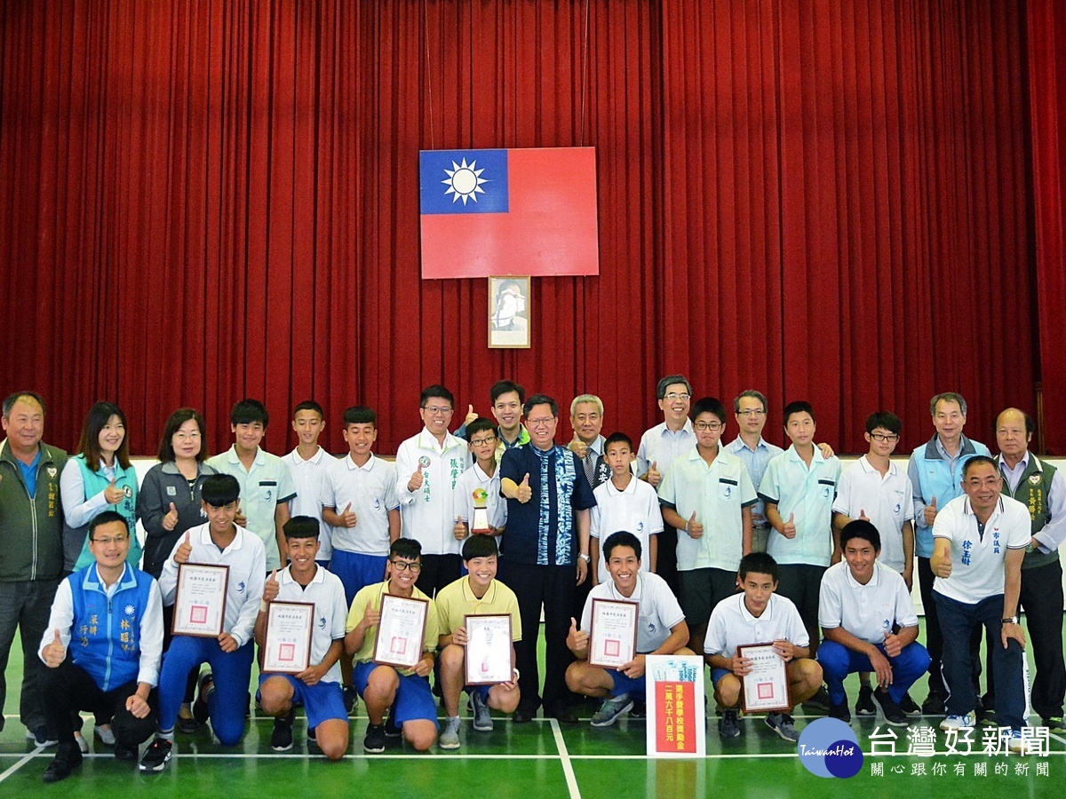 榮獲第72屆全國橄欖球錦標賽冠軍，桃園市長鄭文燦頒獎表揚石門國中橄欖球隊。