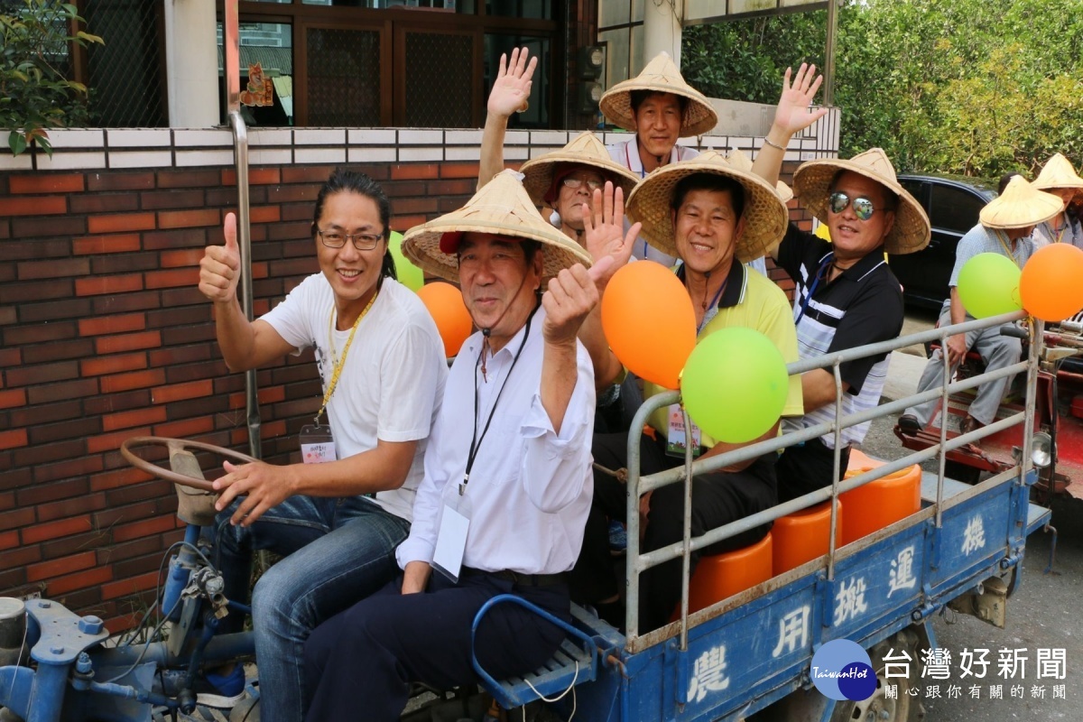 體驗乘坐文旦搬運車。