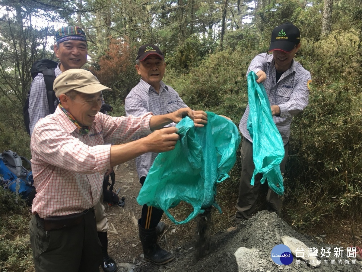 桃園市登山會參與了林務局的1人1公斤回填步道沖蝕溝，重視水土保持的重要性。