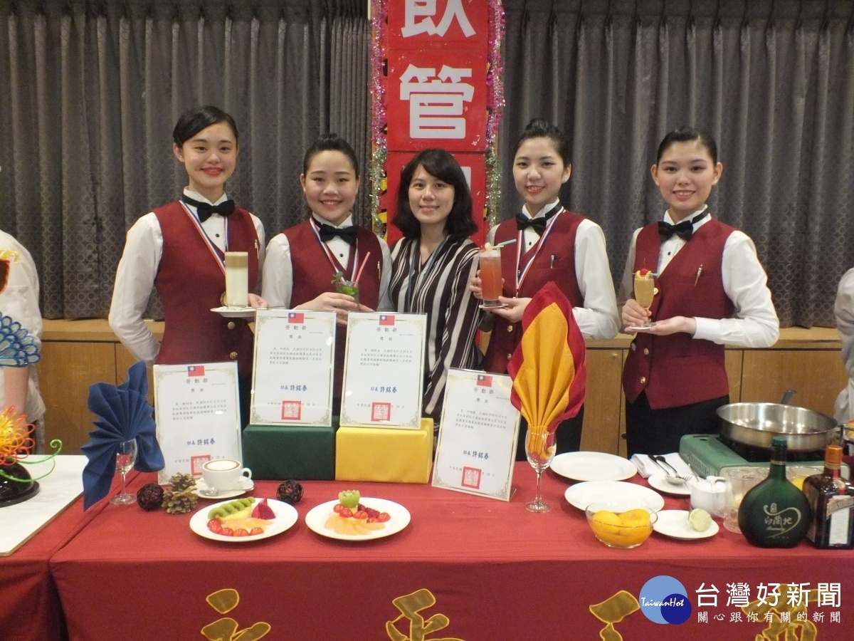 永平工商餐飲服務組師生合影。(圖/林鵬程攝)