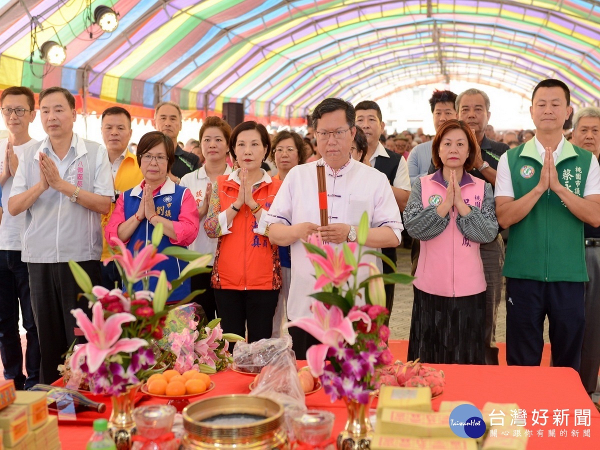 八德區瑞發市民活動中心動土典禮中，桃園市長鄭文燦和與會來賓共同焚香祝禱工程平安順利。