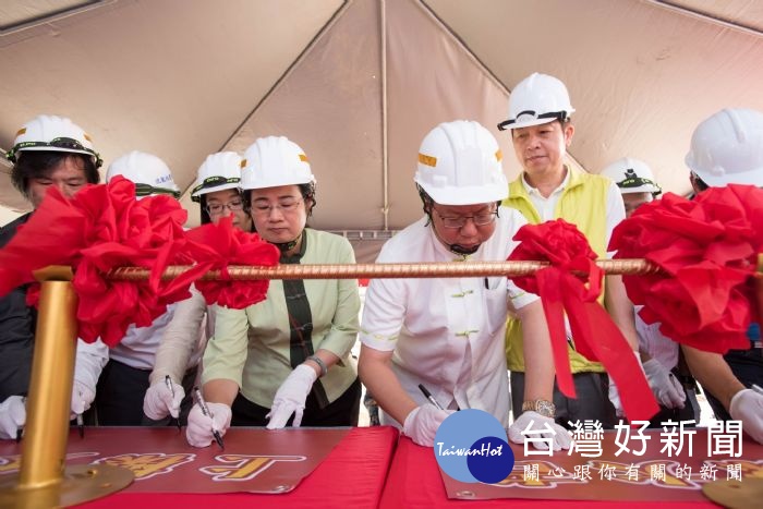 桃園市長鄭文燦前往新屋區，出席「桃園市青年體驗學習園區興建工程上樑典禮」。