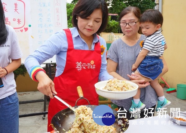 雲林縣長參選人張麗善大秀廚藝，教導現場民眾如何炒出最美味的高麗菜飯。