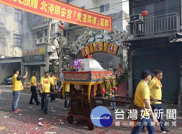 笨港「三益境」鎮安宮每年都浩浩蕩蕩前往南鯤鯓與下崙進香祈福，庇佑合境平安。