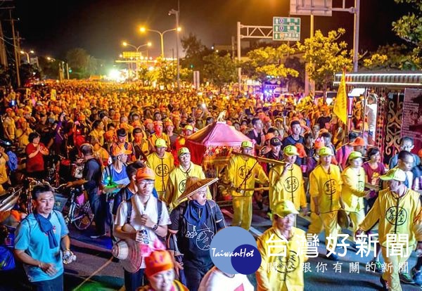 白沙屯媽祖鑾駕16日晚間起轎，預計36小時內徒步兩百公里到達北港朝天宮進香。（讀者蔡奇璋提供）