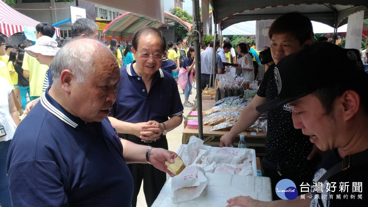 ▲也是永平工商董事長的更生保護會桃園分會主任委員朱仁才（左一）陪同地檢署檢察長彭坤業參觀「更生市集」。（圖╱永平工商提供）