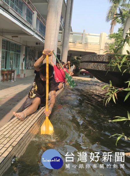 建國國中學生為迎戰雲林首屆龍舟賽，克難以學校魚池為河道、花台為龍舟，練習划槳、培養默契並鍛鍊體力。