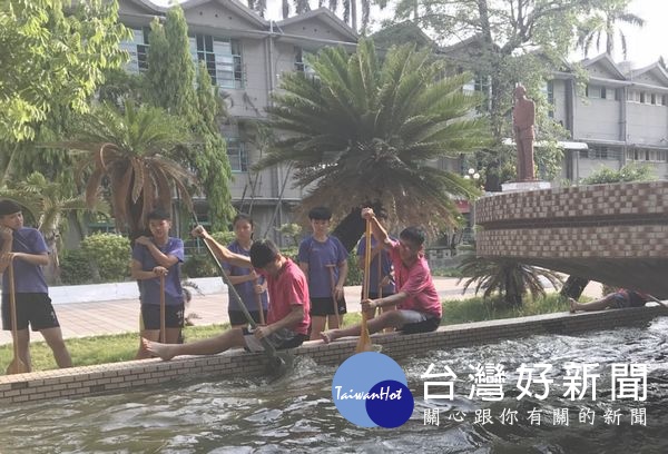 建國國中學生為迎戰雲林首屆龍舟賽，克難以學校魚池為河道、花台為龍舟，練習划槳、培養默契並鍛鍊體力。