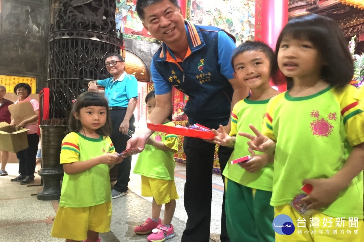 方一峰總幹事送每位小朋友平安符。(圖/記者黃芳祿攝)