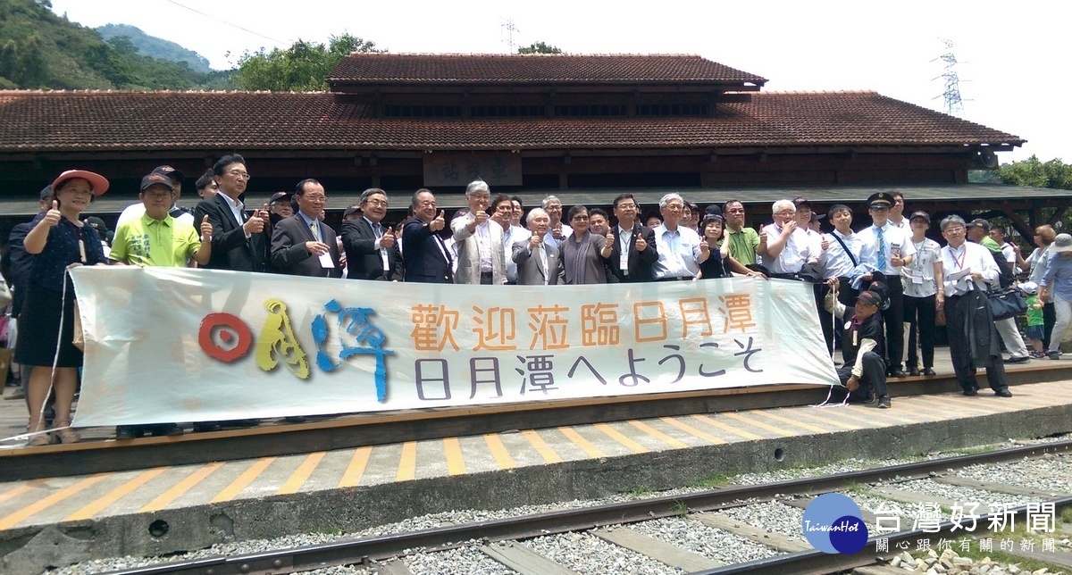 台日鐵道觀光論壇的貴賓們，搭乘台鐵集集支線觀光彩繪列車走訪水里車埕鐵道園區，受到熱烈歡迎，一行人在車埕站前留影。〈記者吳素珍攝〉