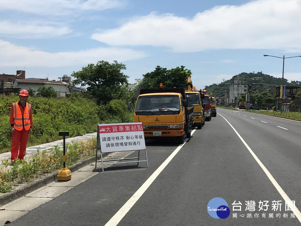 交通部公路總局提出在天災交通阻斷蘇花公路4小時以上，機車將藉由「定點集結」、指定時間內採「前導後護」的方式，允許機車行走東澳隧道。今（5）日公路總局便進行演練，測試機車、大貨車在管制下行走蘇花改「蘇澳-東澳」段的可行性。（圖／交通部公路總局第四區養護工程處）