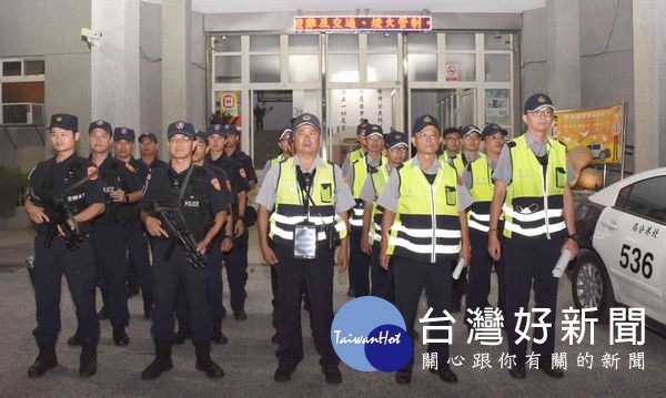 北港警方結合維安特勤中隊支援警力，由分局長廖志明主持專案聯合稽查暨擴大臨檢勤前教育。（記者陳昭宗拍攝）