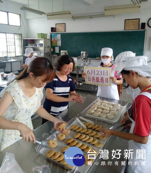 北港農工綜合職能科師生製作愛心糕點，由學校公務職員協助包裝，分享公共服務的喜悅。（記者陳昭宗拍攝）