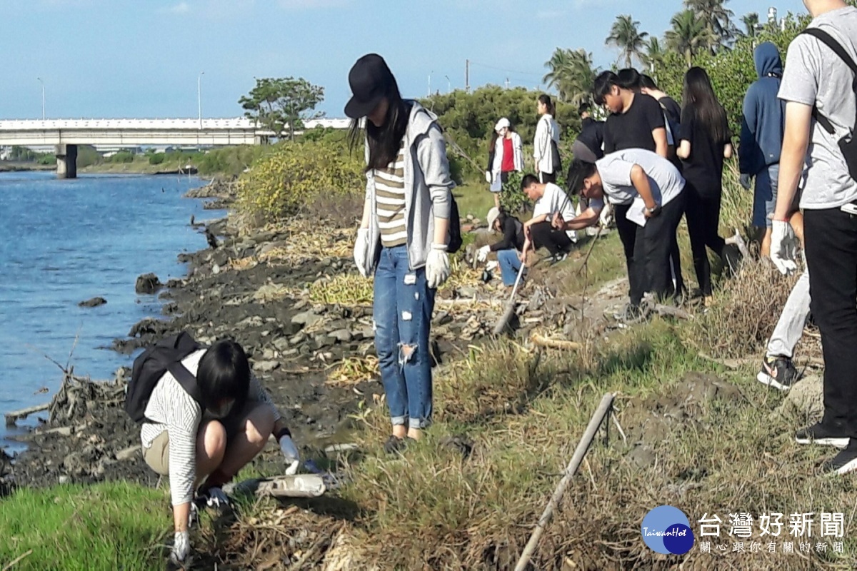 師生們沿著河岸幫忙撿拾、清理河岸垃圾。