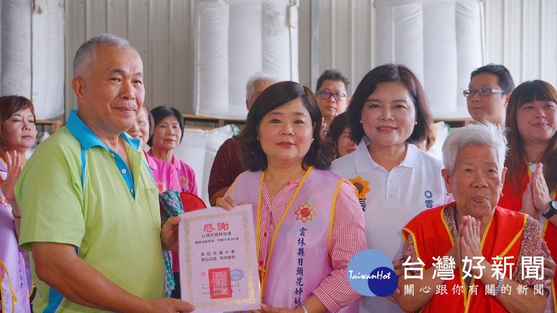 雲林縣長參選人張麗善與日頭花姊妹協會集資認購兩百多箱林內木瓜，分贈給縣內社福團體。