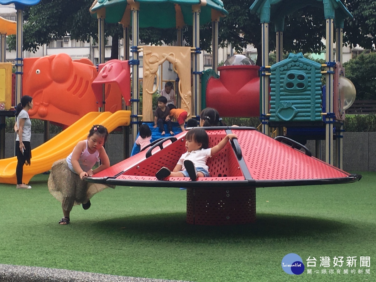 Life生活網 好玩遊具再添一座紅色旋轉飛碟降落北市內湖樂活公園