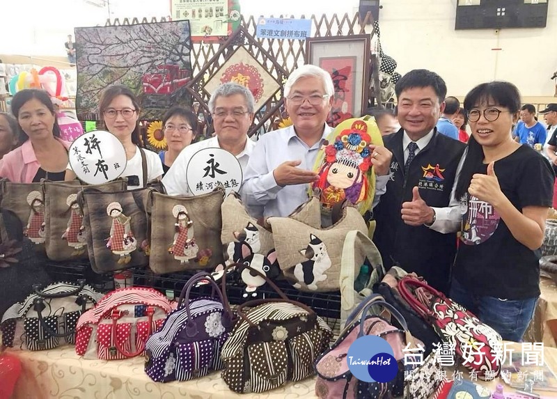 縣長李進勇及鎮長張勝智在陳聰明校長陪同下參觀海線社區大學成果展，肯定師生多元學習的活力與豐富性。