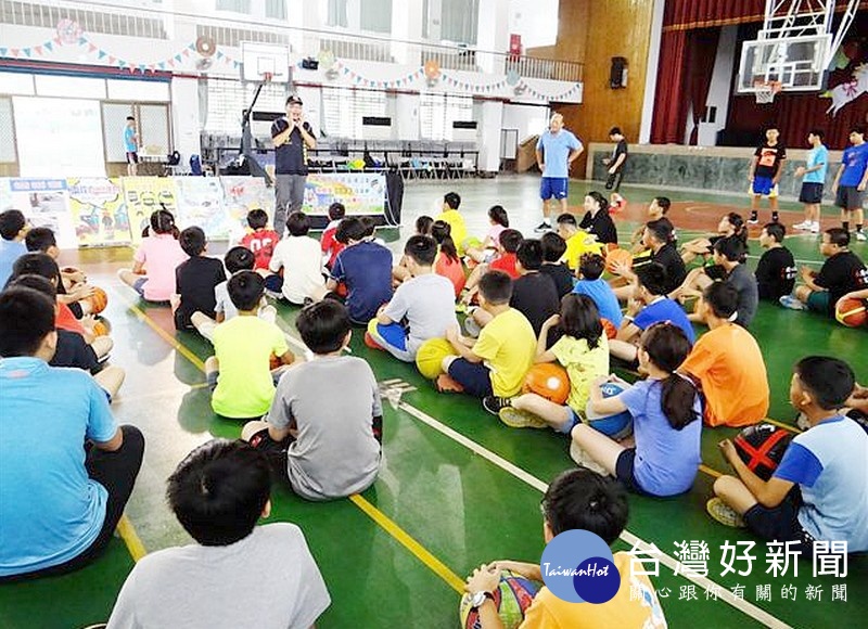 虎尾警分局提倡青少年朋友從事正當休閒，結合雲林縣犯罪被害人保護協會及虎尾鎮體育會籃球委員會舉辦「預防犯罪被害宣導暨暑假籃球育樂營」活動。（記者陳昭宗拍攝）