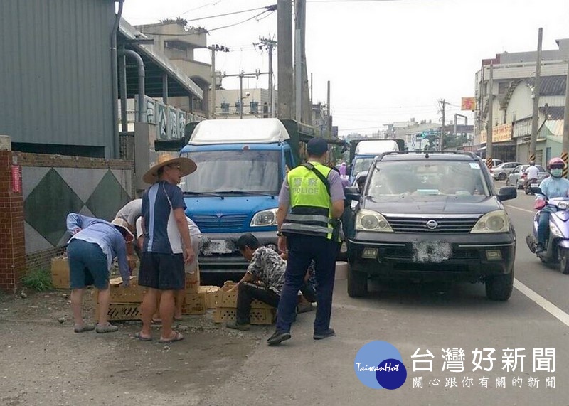 北港警方特於牛墟日實施清道專案，避免攤商車輛或消費者因違規停車及擺攤，影響其他用路人權益。