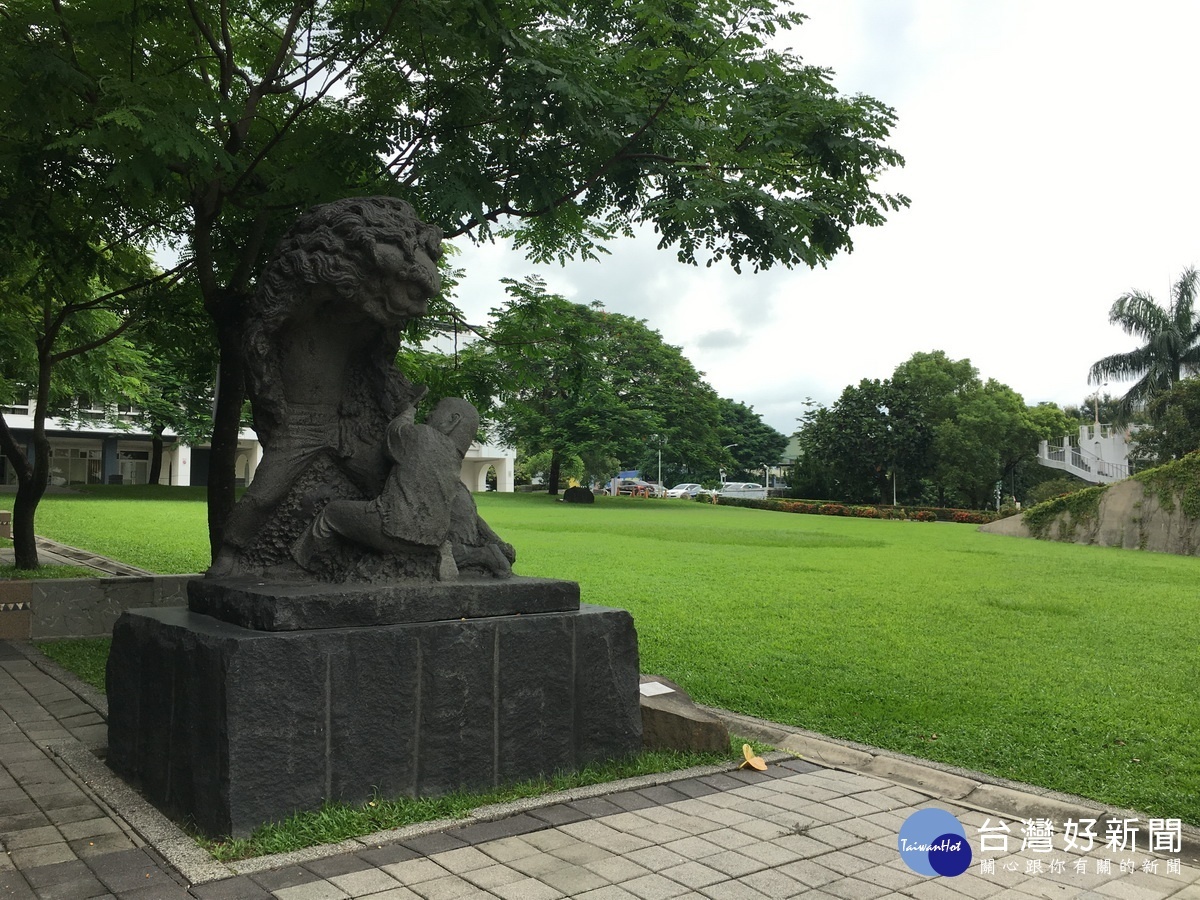 工藝文化園區草坪非常美麗。（記者扶小萍攝）