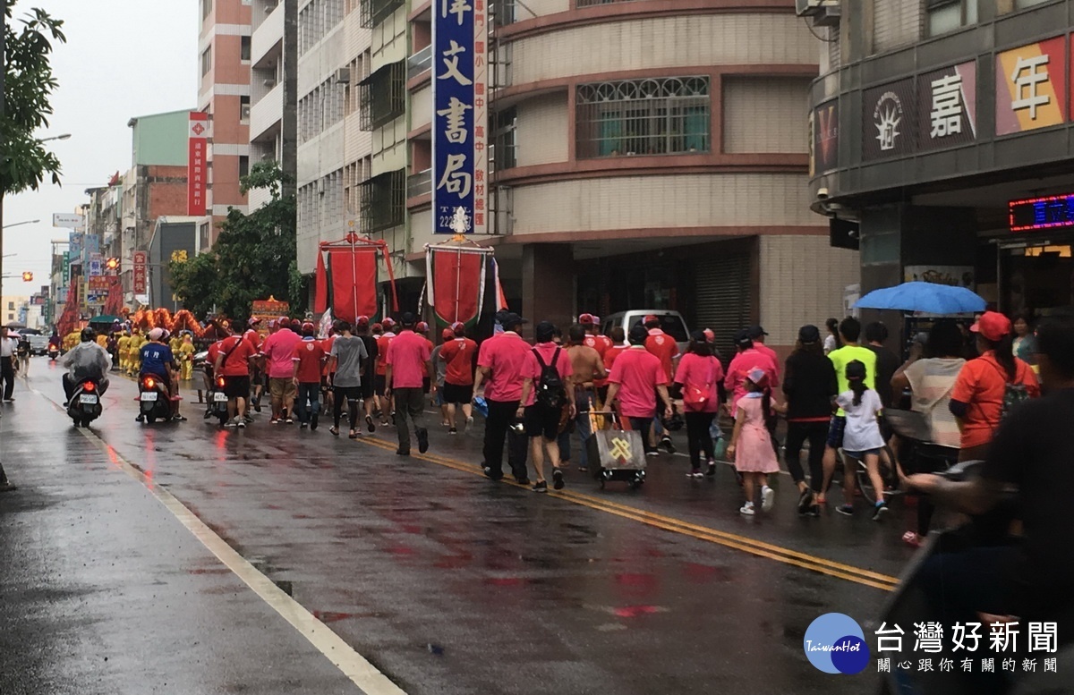 白沙屯媽祖於南投市區遶境，信眾緊緊相隨。（記者扶小萍攝）