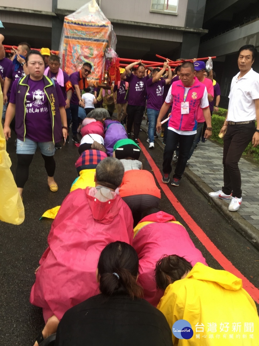 鑽轎腳隊伍排到公園南街。（記者扶小萍攝）