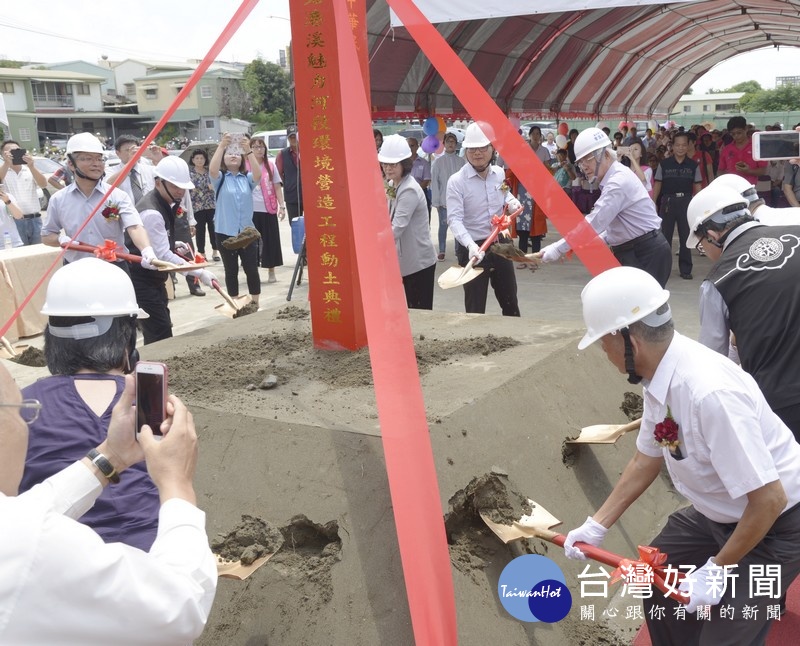 北港溪魅力河段環境營造工程由縣長李進勇、水利署長賴建信、立委蘇治芬、鎮長張勝智等人持鏟動土，將為北港古鎮注入繁榮發展的新活力。（記者陳昭宗拍攝）