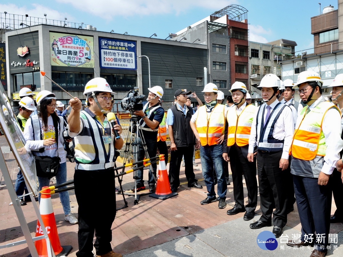 行政院長賴清德視察桃園機場捷運延伸線A22站工程進度時，聽取現場簡報。