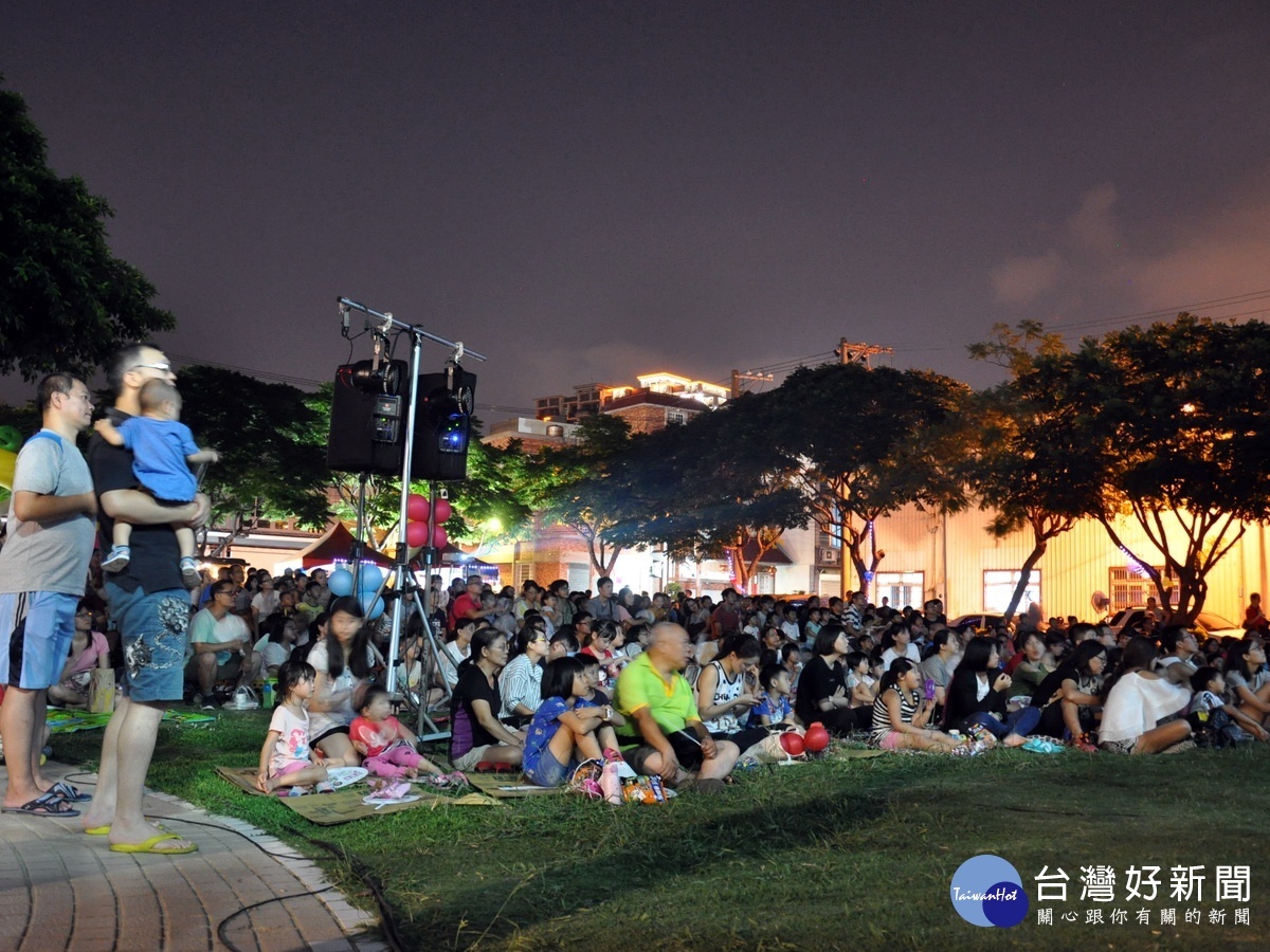 桃園市蘆竹區公所規劃的「蘆竹星光電影院-仲夏夜之夢」吸引上千親子參加，大家席地而坐現場同歡盛況空前。