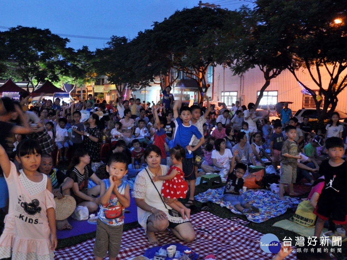 桃園市蘆竹區公所規劃的「蘆竹星光電影院-仲夏夜之夢」吸引上千親子參加，大家席地而坐現場同歡盛況空前。