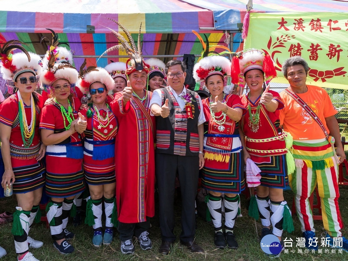 桃園市長鄭文燦參加「107年大溪區原住民族豐年祭」活動與原民朋友們合影。