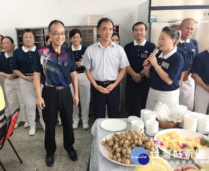 慈濟志工前往北港警分局透過量血壓、推廣健康蔬食活動，為員警獻上誠摯的關心，並傳達善心善行的環保信念。