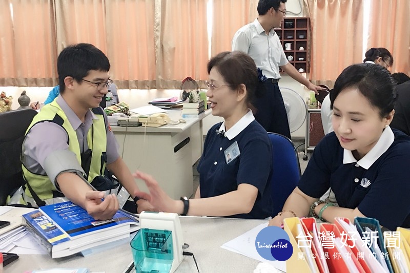 慈濟志工前往北港警分局透過量血壓、推廣健康蔬食活動，為員警獻上誠摯的關心，並傳達善心善行的環保信念。