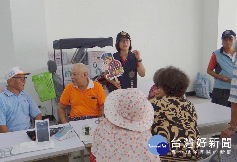 北港警方深入社區與居民建立互信關係，特與榮民服務處人員前往榮民長輩住家進行關懷訪視及宣導，冀能保障榮民長輩的晚年生活。