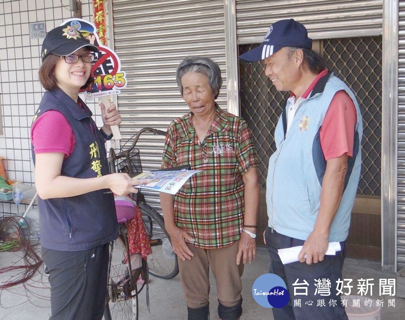 北港警方深入社區與居民建立互信關係，特與榮民服務處人員前往榮民長輩住家進行關懷訪視及宣導，冀能保障榮民長輩的晚年生活。