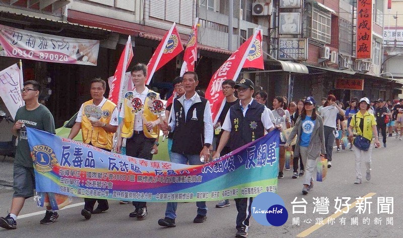 北港警分局結合轄區獅子會及中華陽光推展關懷協會等社團，舉辦「關懷青少年反毒詐及交通安全健行活動」，宣導反毒打詐。