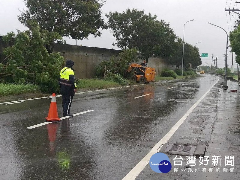 豪大雨造成部分地區嚴重淹水，北港警方動員所有警力針對低窪地區居民實施預防性勸離及安置，且協助排除路障，確保交通安全。