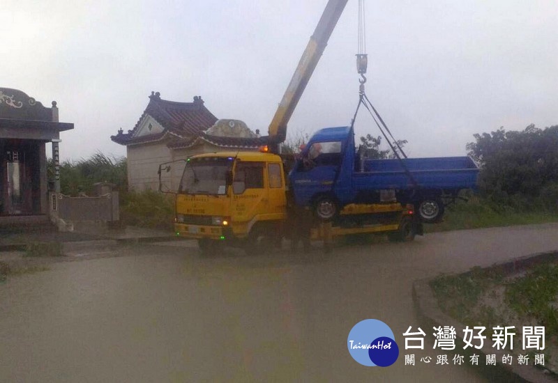 豪大雨造成部分地區嚴重淹水，北港警方動員所有警力針對低窪地區居民實施預防性勸離及安置，且協助排除路障，確保交通安全。