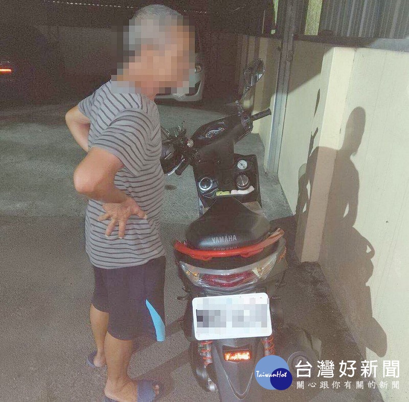 警方從監視器畫面發現1名戴頭套穿短褲的男子，走到機車停車處往回折返，手上提著偷來的名牌運動包，循線將犯嫌逮捕。