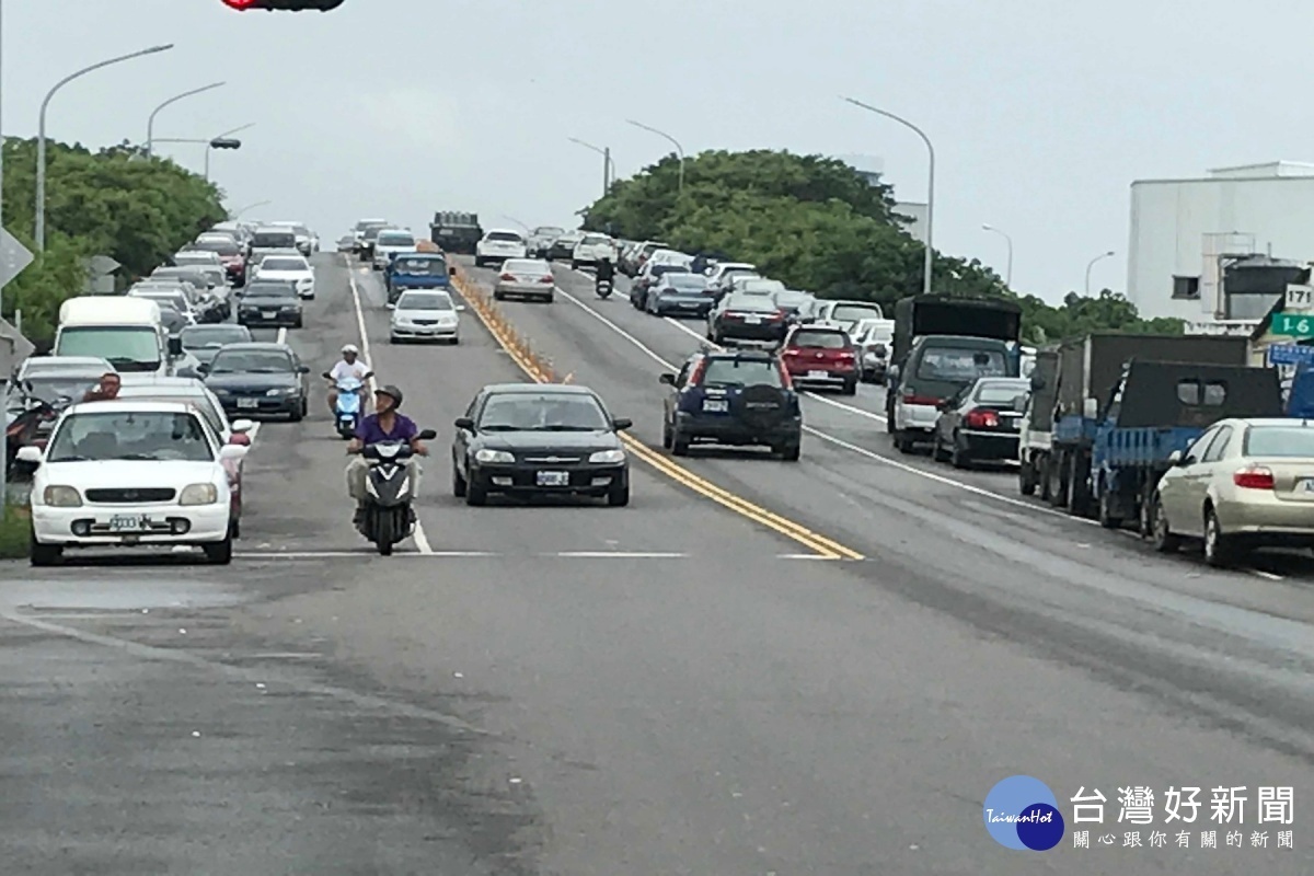 國道一號高架路面停滿躲災車輛。(圖/記者黃芳祿攝)