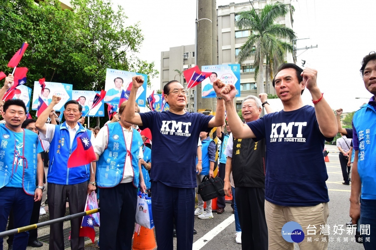 陳學聖興奮高舉登記完成表格，受訪時，陳學聖感謝副主席、立委、中常委、市議員及未來的市議員的全力相挺，