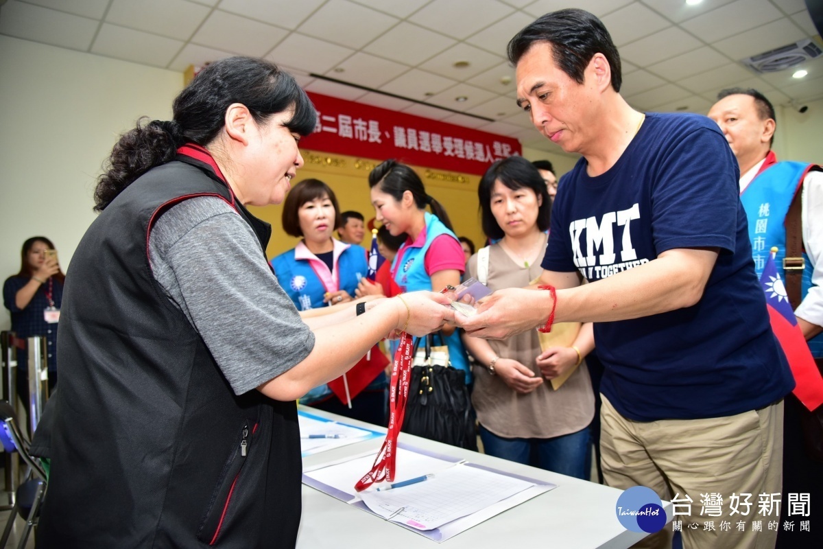 國民黨桃園市長參選人陳學聖完成市長選舉候選人登記。