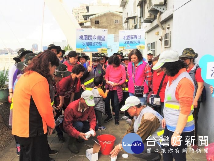 春日水巡隊和汴洲里水巡隊進行水質檢測