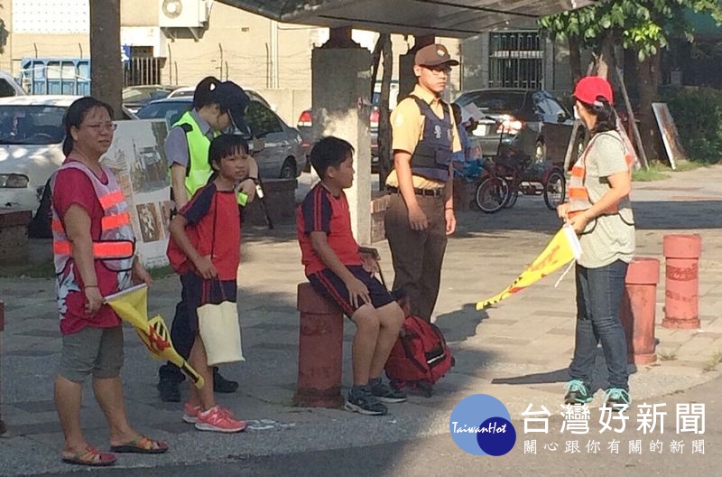 北港警方積極強化校園安全機制，除加強內外圍巡簽工作，另著重上下學交通秩序維持整理，並特別注意校園周遭易生危害處所之查察。（記者陳昭宗拍攝）