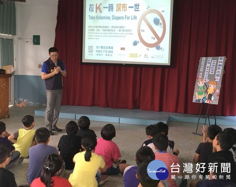 北港偵查隊長鄧家福進行校園毒品及詐欺預防犯罪宣導，與同學們分享新興毒品型態、常見詐騙手法，進而遠離毒品、保護自我。（記者陳昭宗拍攝）